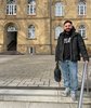 Bekim Hoti vor dem Gebäude der vhs|os