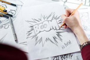 Person zeichnet an einem Comic