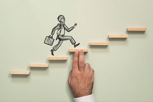 Person die eine Treppe hochläuft