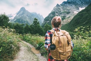 Frau mit Rucksack in der Natur